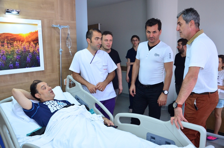 Ayhan Aşan… ŞARKI SÖYLEYEREK AMELİYAT OLDU!