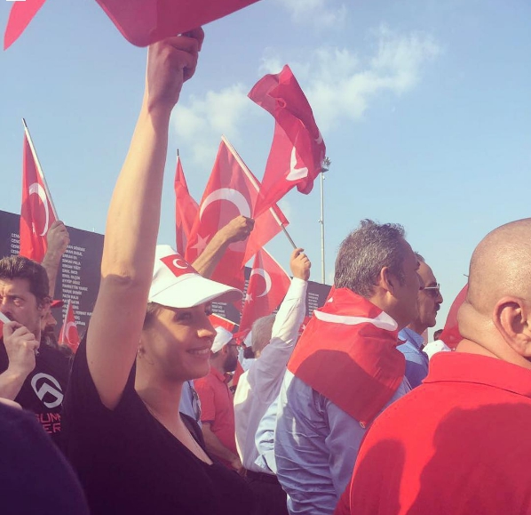 ÜNLÜLER DEMOKRASİ NÖBETİNDE! 39