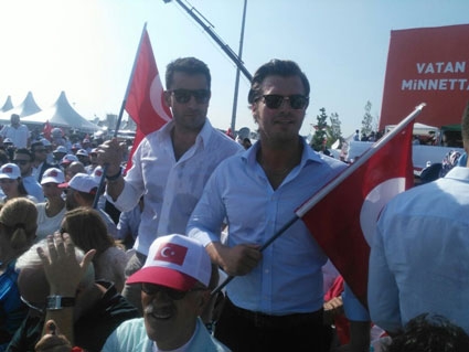 ÜNLÜLER DEMOKRASİ NÖBETİNDE!