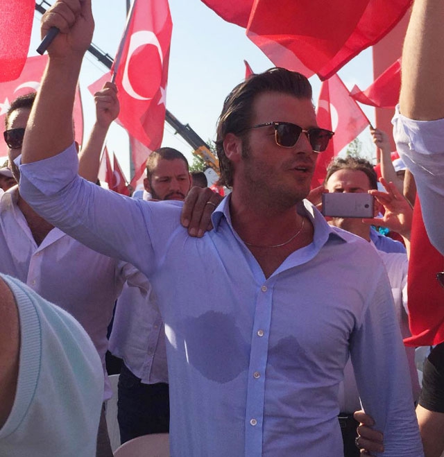 ÜNLÜLER DEMOKRASİ NÖBETİNDE!