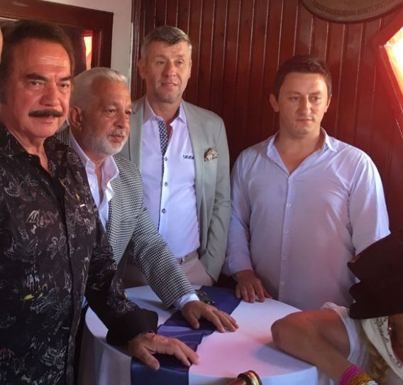 ÜNLÜLER DEMOKRASİ NÖBETİNDE!