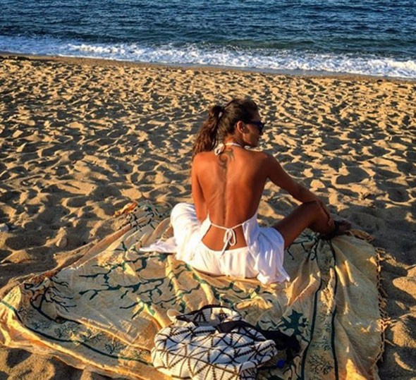 Eda Taşpınar...MYKONOS SAHİLLERİNDE DUDAK UÇUKLATTI!.. 13