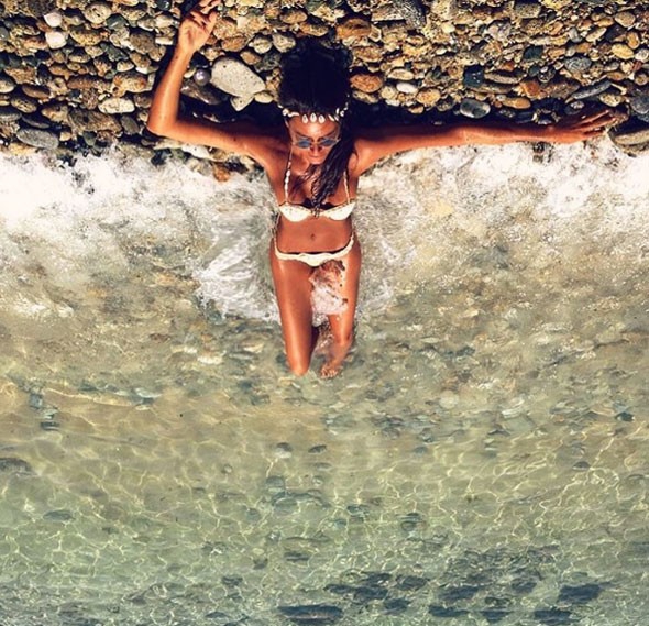 Eda Taşpınar...MYKONOS SAHİLLERİNDE DUDAK UÇUKLATTI!..