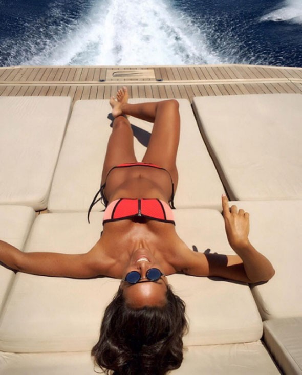 Eda Taşpınar...MYKONOS SAHİLLERİNDE DUDAK UÇUKLATTI!.. 8