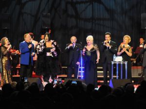 DEVLERİN SAHNESİNDE MUHTEŞEM KORO!