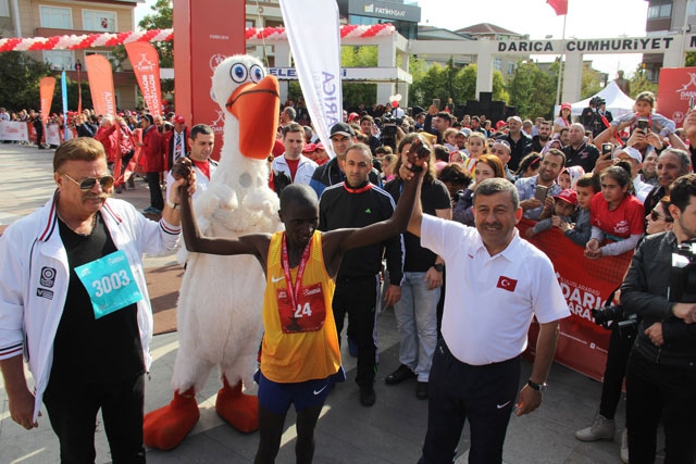 ÜNLÜLERDEN DARICA MARATONUNA DESTEK!