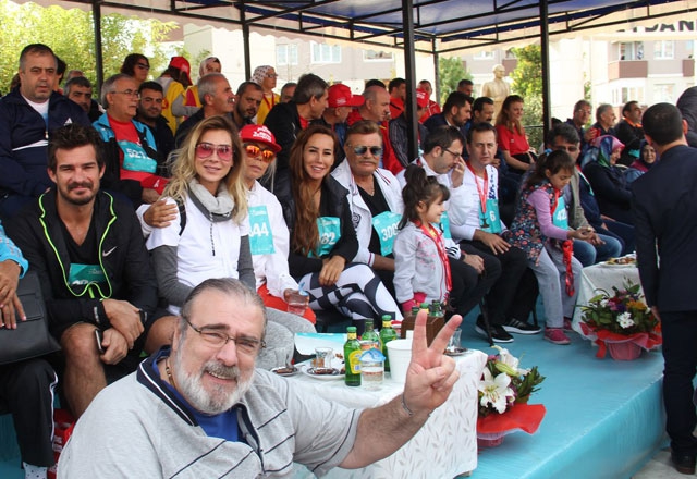 ÜNLÜLERDEN DARICA MARATONUNA DESTEK! 9