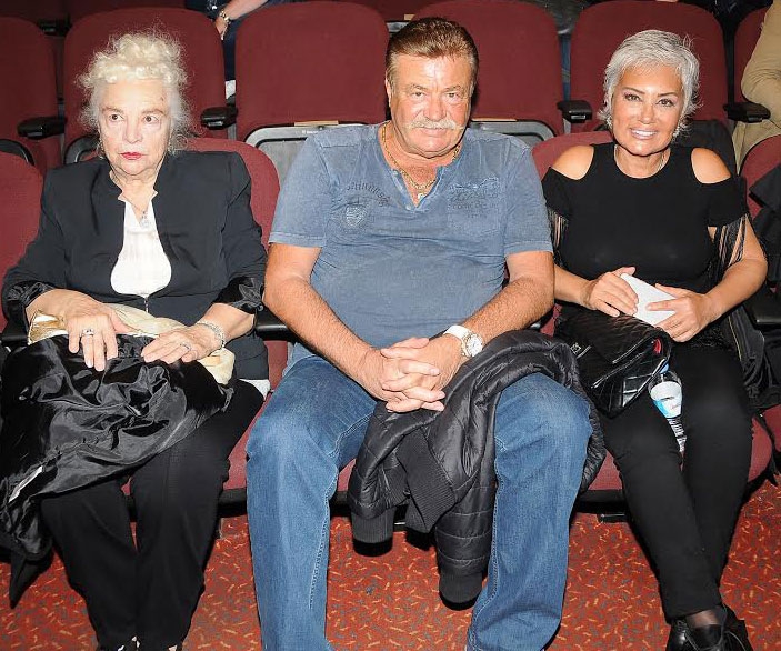 '6 Üstü Komedi'... BİN BİR SURAT TUĞBA ÖZAY! 12