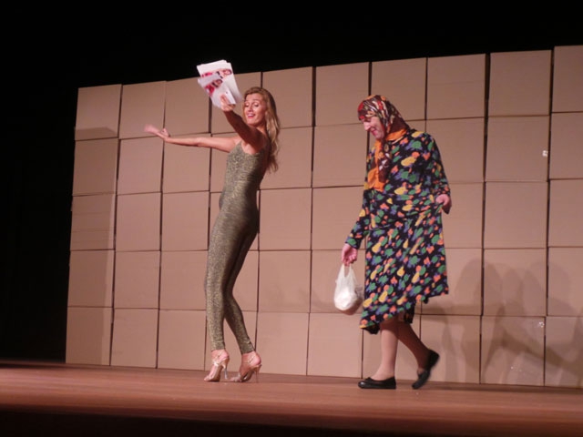 '6 Üstü Komedi'... BİN BİR SURAT TUĞBA ÖZAY! 8