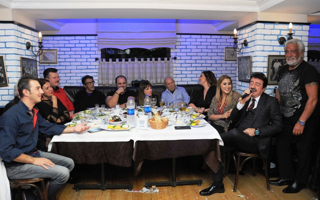 Fedon... İLK GALASINDA SANATÇI DOSTLARI YALNIZ BIRAKMADI!