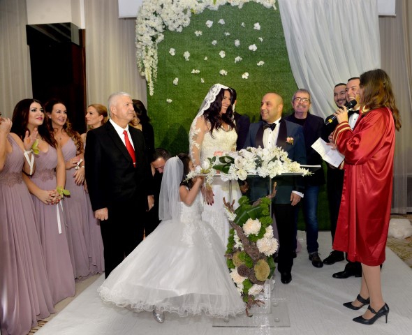 Işın Karaca... 3. KEZ DÜNYAEVİNDE...