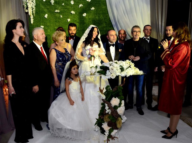 Işın Karaca... 3. KEZ DÜNYAEVİNDE...