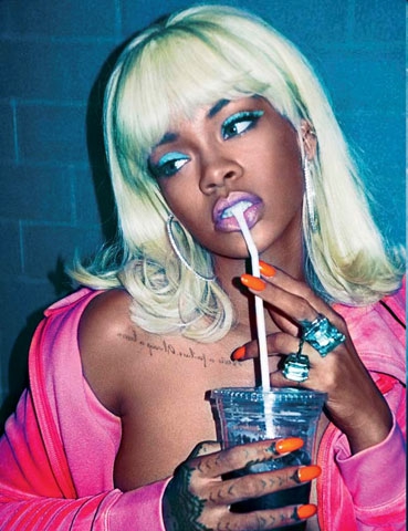 Rihanna... YİNE SIRADIŞI POZLAR! 5