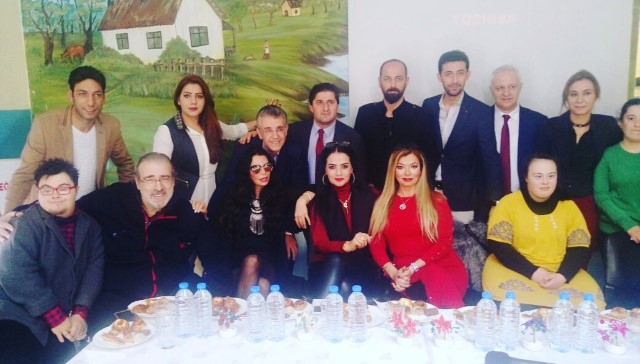 DOWN SENDROMLULAR ÜNLÜLERLE SELFİ YAPTI! 10