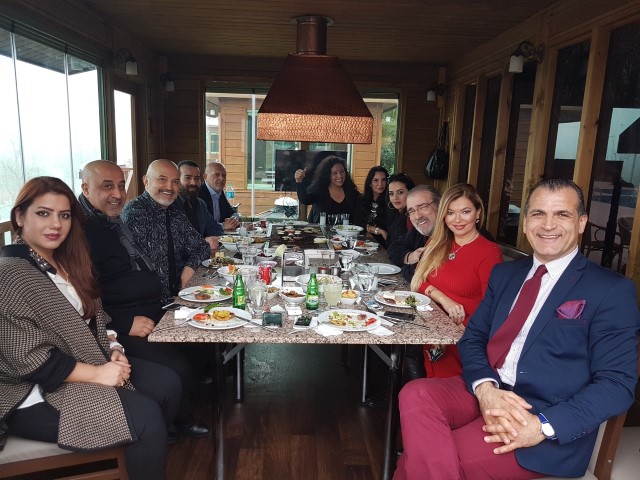 DOWN SENDROMLULAR ÜNLÜLERLE SELFİ YAPTI! 11