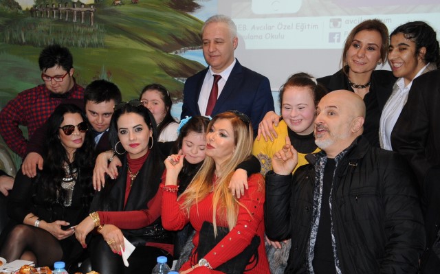 DOWN SENDROMLULAR ÜNLÜLERLE SELFİ YAPTI!