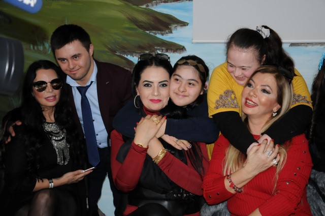 DOWN SENDROMLULAR ÜNLÜLERLE SELFİ YAPTI!