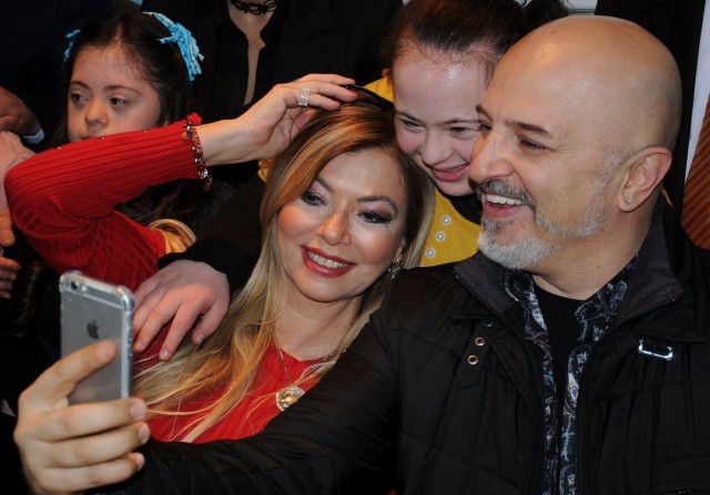 DOWN SENDROMLULAR ÜNLÜLERLE SELFİ YAPTI!