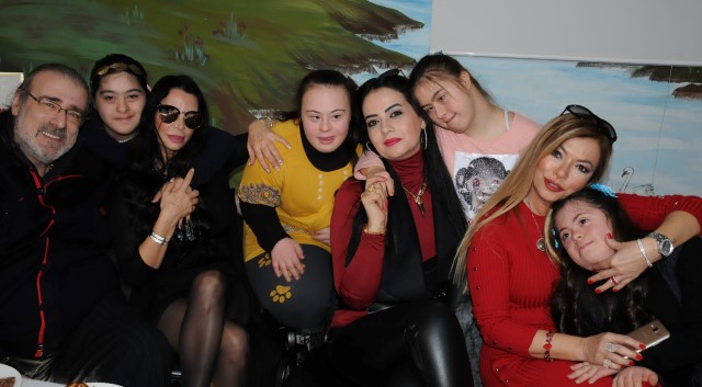 DOWN SENDROMLULAR ÜNLÜLERLE SELFİ YAPTI! 8