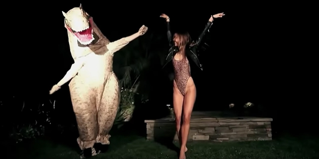 Alexis Ren...''POZLARI OF DEDİTTİRİYOR! 27