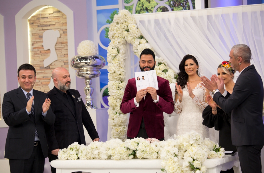Esra Erol'da... EFSANE DAMAT CANER EVLENDİ! 15