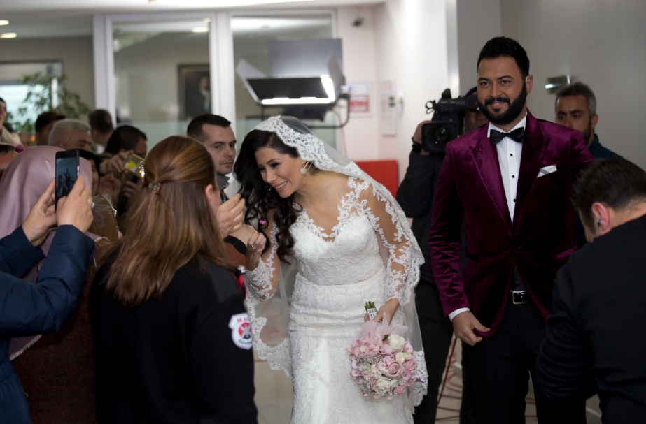 Esra Erol'da... EFSANE DAMAT CANER EVLENDİ!