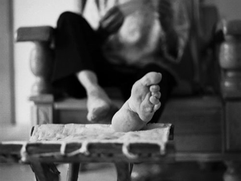 ''BU ÜLKEDEKİ KADINLAR GÜZELLİK UĞRUNA AYAKLARINI KIRDIRIYOR!'' 10