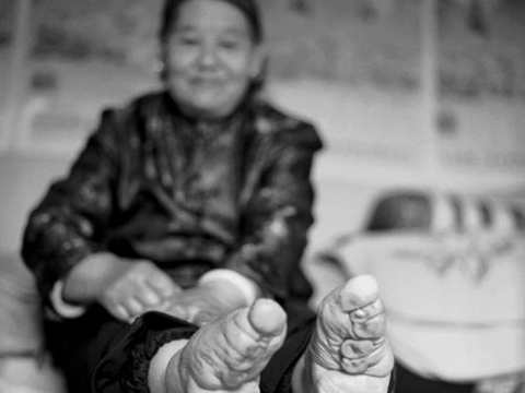 ''BU ÜLKEDEKİ KADINLAR GÜZELLİK UĞRUNA AYAKLARINI KIRDIRIYOR!'' 14