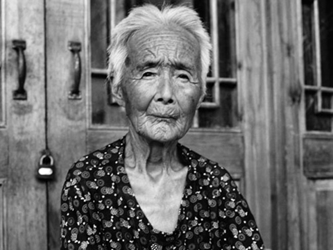 ''BU ÜLKEDEKİ KADINLAR GÜZELLİK UĞRUNA AYAKLARINI KIRDIRIYOR!'' 15