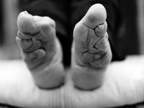 ''BU ÜLKEDEKİ KADINLAR GÜZELLİK UĞRUNA AYAKLARINI KIRDIRIYOR!'' 9