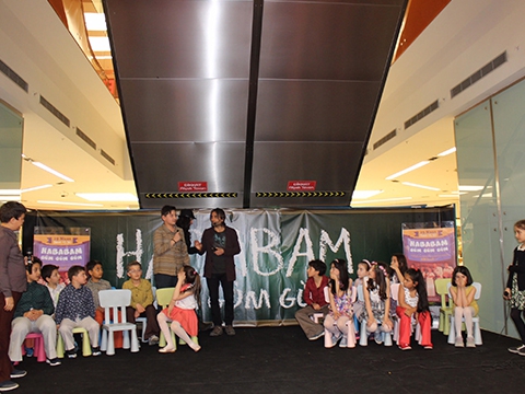 Gül ve Ezo Sunal...''KEMAL SUNAL SERGİSİNİN AÇILIŞINI YAPTI!'' 8