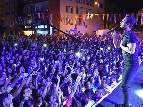 Özgün...SAHNEDE YERE YATARAK SELFİE ÇEKTİ ! 1