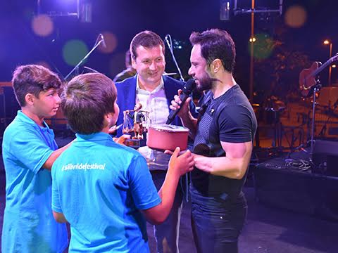 Özgün...SAHNEDE YERE YATARAK SELFİE ÇEKTİ ! 5