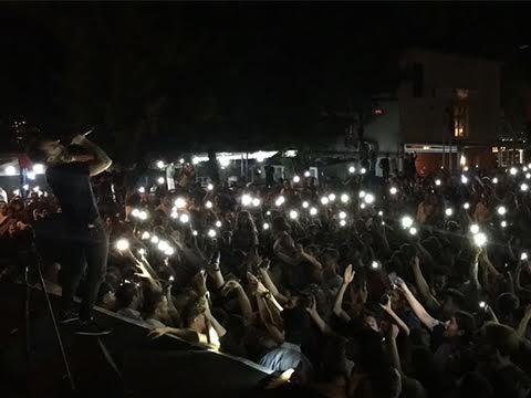 Özgün...SAHNEDE YERE YATARAK SELFİE ÇEKTİ ! 6