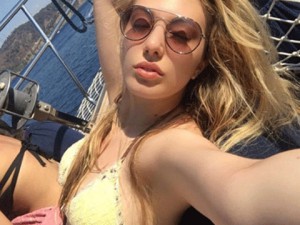 YASMİN'İN CESUR POZLARI