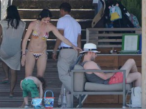 ÜNLÜ OYUNCU AİLESİYLE TATİLDE!...