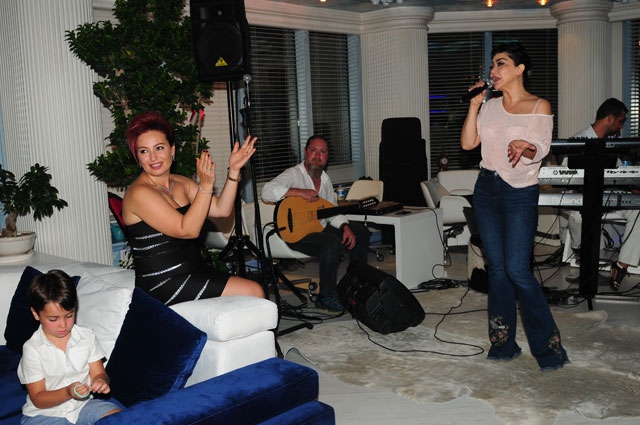 6 YAŞINDAKİ MÜZİSYENİN DOĞUM GÜNÜNE ÜNLÜ YAĞDI! 18