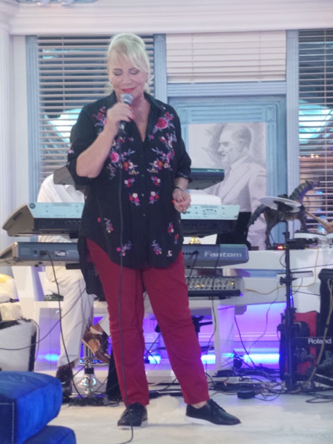 6 YAŞINDAKİ MÜZİSYENİN DOĞUM GÜNÜNE ÜNLÜ YAĞDI! 33