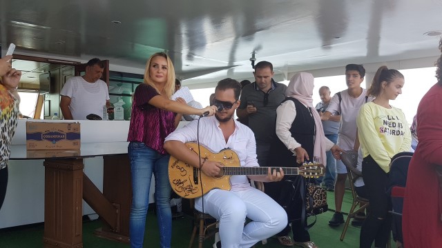 LÖSEMİLİ ÇOCUKLAR TEKNE TURUNDA SANATÇILARLA KUCAKLAŞTI 10