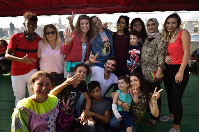 LÖSEMİLİ ÇOCUKLAR TEKNE TURUNDA SANATÇILARLA KUCAKLAŞTI 12