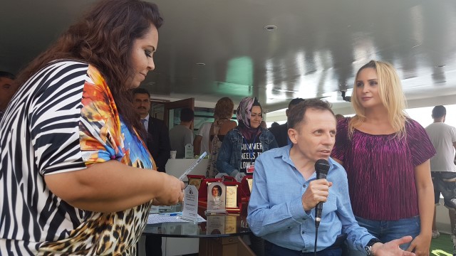 LÖSEMİLİ ÇOCUKLAR TEKNE TURUNDA SANATÇILARLA KUCAKLAŞTI 14