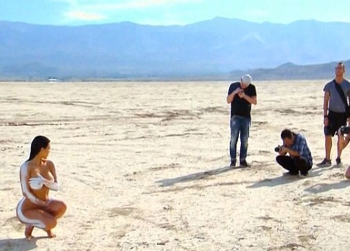 Kim Kardashian... ÇÖLDE ÇİRİLÇIPLAK! 8