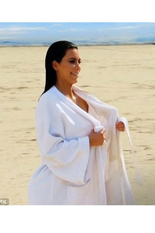 Kim Kardashian... ÇÖLDE ÇİRİLÇIPLAK! 9