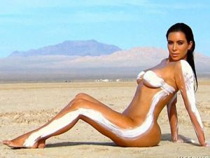 Kim Kardashian... ÇÖLDE ÇİRİLÇIPLAK!