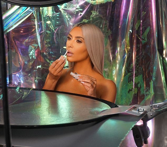 Kim Kardashian... ÇIRILÇIPLAK SERE SERPE!..