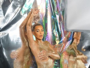 Kim Kardashian... ÇIRILÇIPLAK SERE SERPE!..