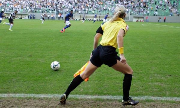 Fernanda Colombo Uliana... FUTBOL DÜNYASININ EN SEKSİ HAKEMİ... 11