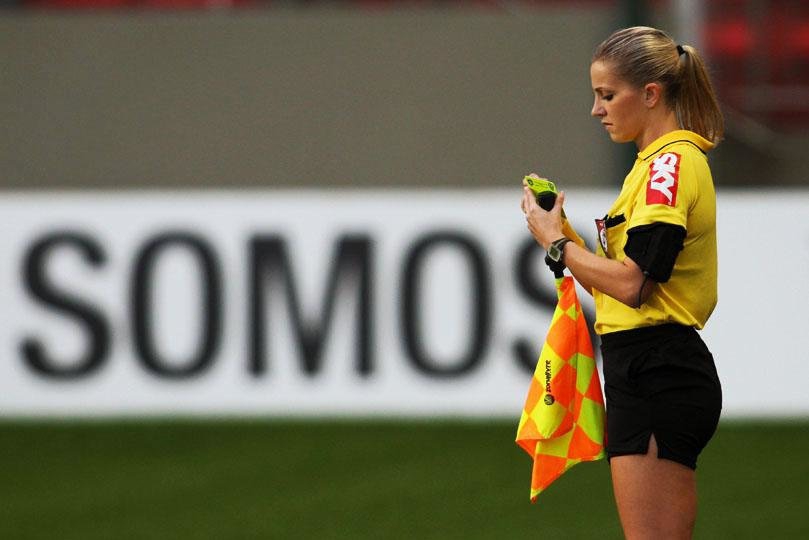 Fernanda Colombo Uliana... FUTBOL DÜNYASININ EN SEKSİ HAKEMİ... 12