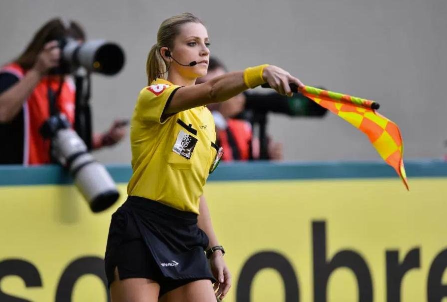 Fernanda Colombo Uliana... FUTBOL DÜNYASININ EN SEKSİ HAKEMİ... 5