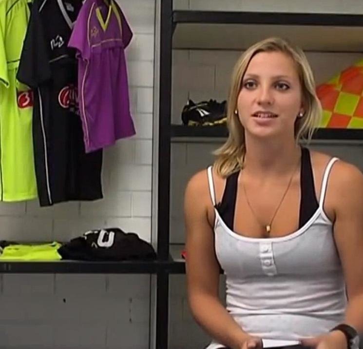 Fernanda Colombo Uliana... FUTBOL DÜNYASININ EN SEKSİ HAKEMİ... 6